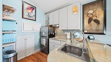 Réfrigérateur, micro-ondes, four, plaque de cuisson