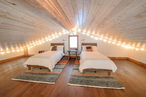 4 bedrooms, iron/ironing board, WiFi, bed sheets