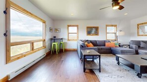 تلفزيون، مدفأة، مكتب