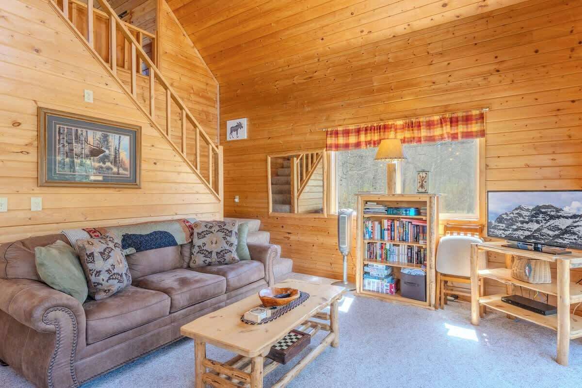 Televisión, libros y oficina 