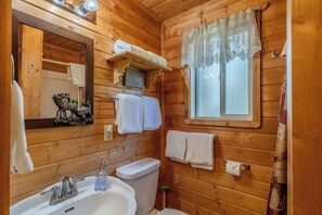 Badewanne, Haartrockner, Handtücher, Shampoo