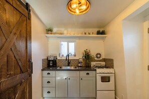 Refrigerador, horno, parrilla de estufa y cafetera y tetera 