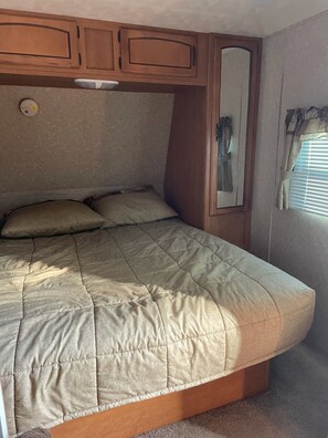 2 slaapkamers, een strijkplank/strijkijzer, reisbedje, wifi