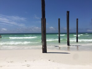 Vlak bij het strand, ligstoelen aan het strand