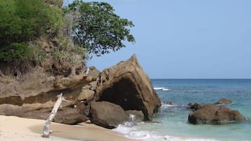 Beach nearby, sun loungers, beach towels