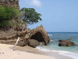 Playa en los alrededores, camastros y toallas de playa 