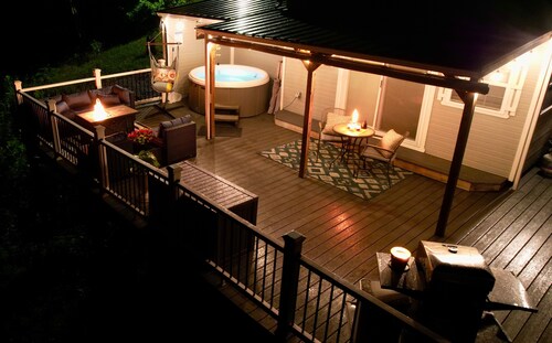 Cozy Hot Tub Cottage!