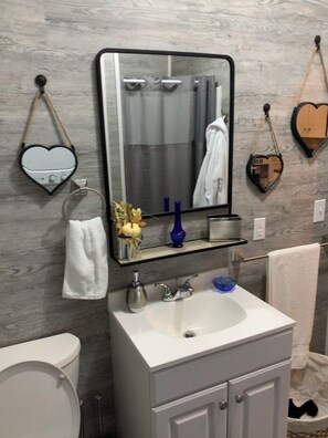 Shower, hair dryer, towels, soap - Cozy Hot Tub Cottage! (Wellington)