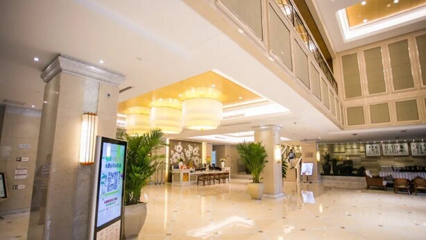 A spacious lobby with a reception desk, seating area, and a large chandelier. - Greentree Eastern Li Lake Yuantouzhu Scenic Area Hotel (Wuxi)