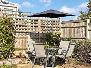 Outdoor dining - A lovely coastal property boasting private parking. (Cromer)