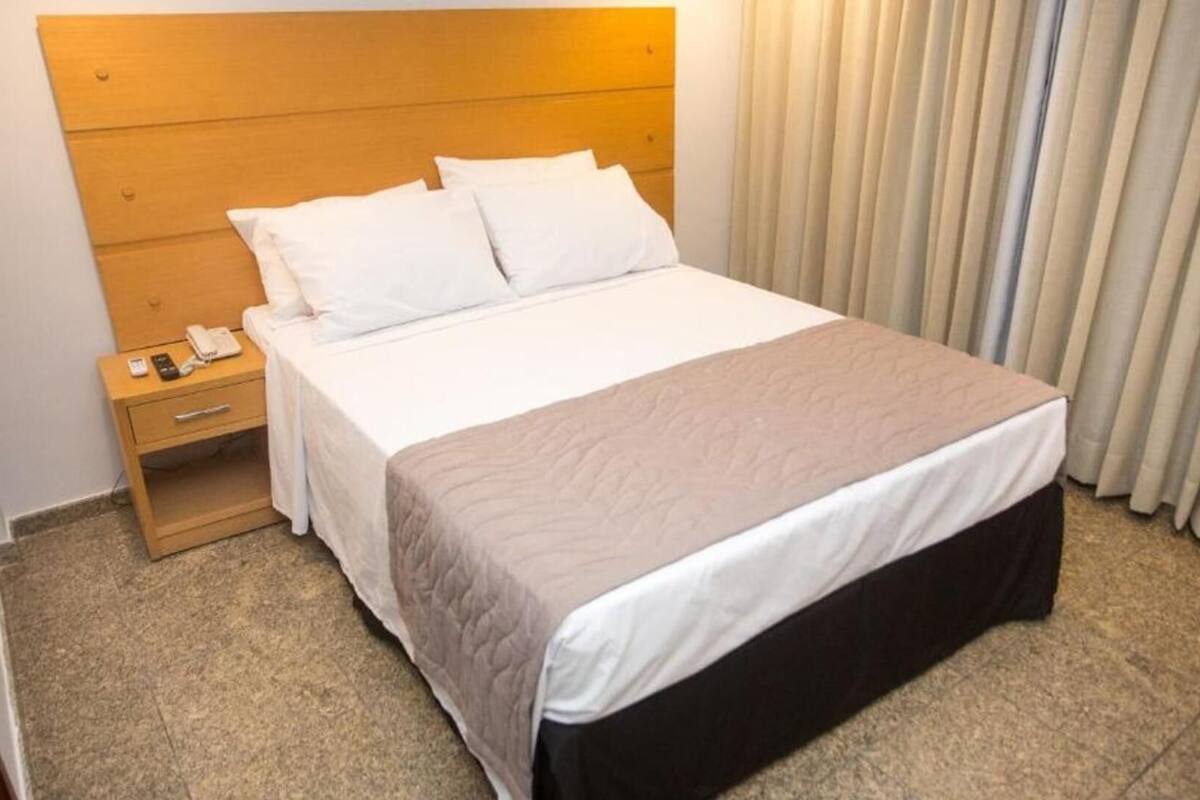 Minibar, caja de seguridad en la habitación, wifi gratis y ropa de cama 