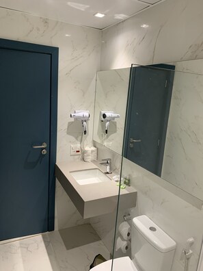 Shower, hair dryer, towels, soap - Regency Copacabana Hotel (Rio de Janeiro)