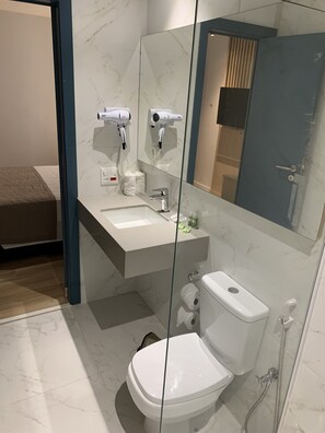 Luxury Double Room | Bathroom | Shower, hair dryer, towels, soap - Regency Copacabana Hotel (Rio de Janeiro)
