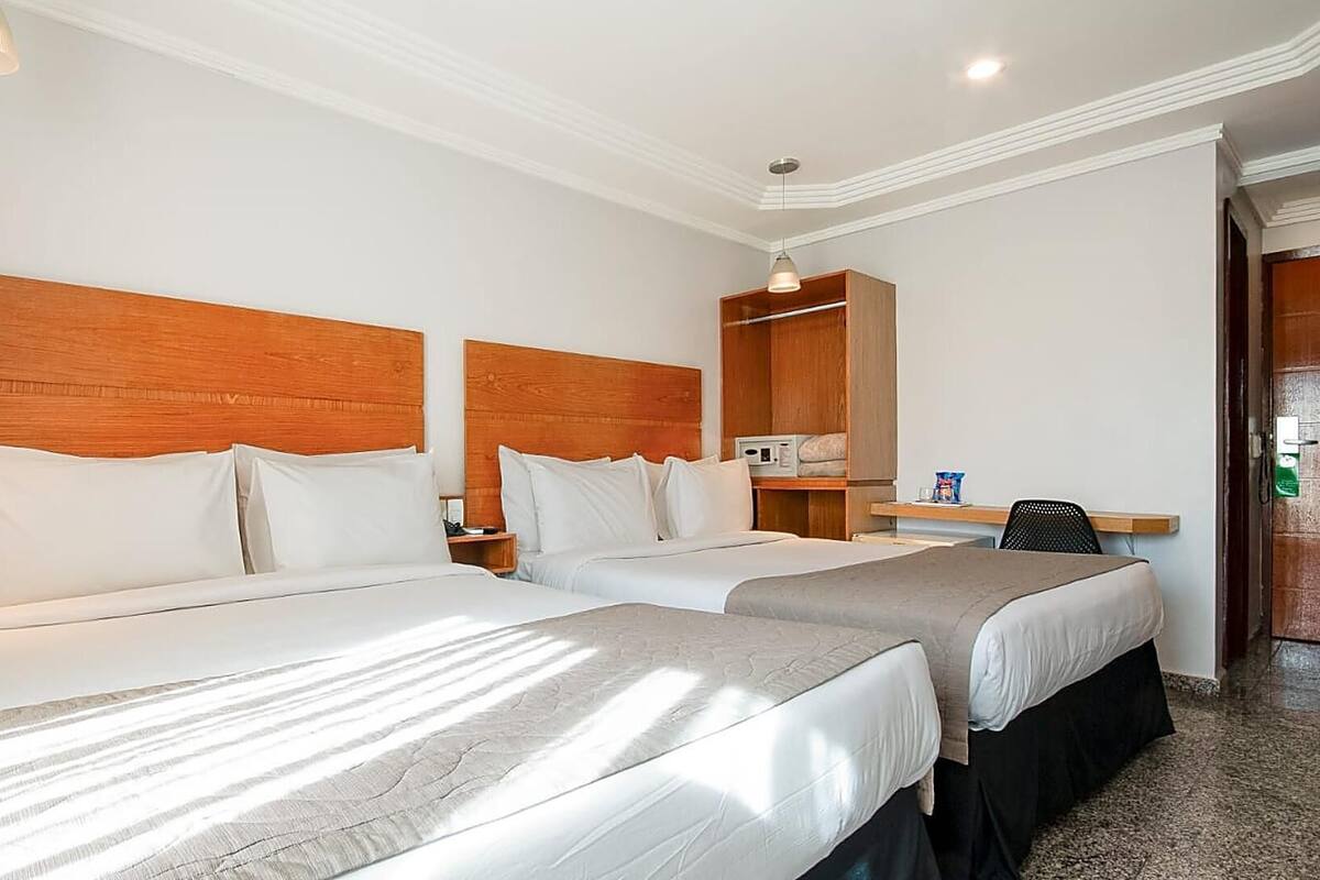 Minibar, caja de seguridad en la habitación, wifi gratis y ropa de cama 