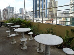 Outdoor dining - Vaccinated Staff - Capital O 824 Chinatown Lai Lai Hotel (Manila)