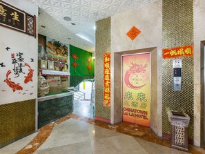 Reception - Vaccinated Staff - Capital O 824 Chinatown Lai Lai Hotel (Manila)