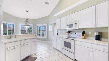 House, Multiple Beds (100 Bonita Court) | Private kitchen