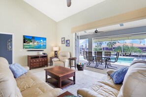 House, Multiple Beds (100 Bonita Court) | Living room