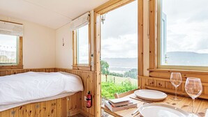 1 bedroom, WiFi (free), bed sheets - Woodside Hut 3 - UK36107 (Strathpeffer)