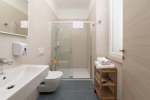 Superior Double or Twin Room | Bathroom | Shower, free toiletries, hair dryer, heated floors - Polesana Rooms (Pula)