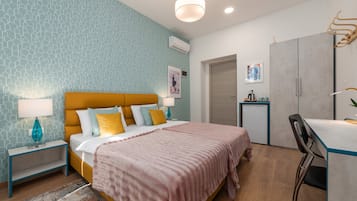 In-room safe, desk, laptop workspace, blackout drapes