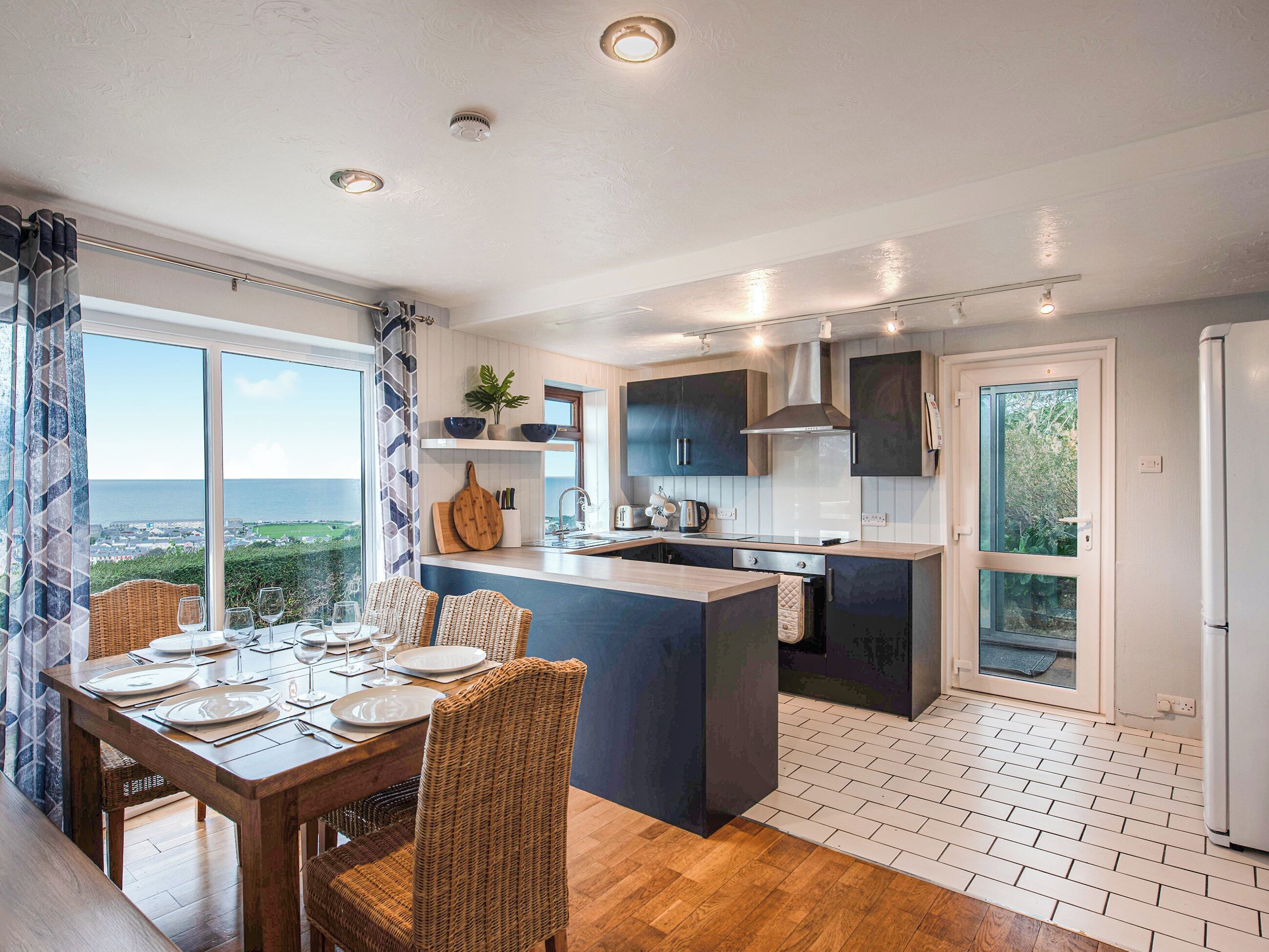 Astianpesukone, syöttötuoli