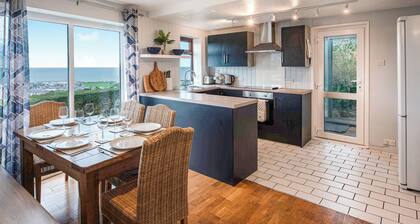 Frondeg translates to ’Pretty Hill’, this is exactly what this property offers.