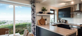 Frondeg translates to ’Pretty Hill’, this is exactly what this property offers.