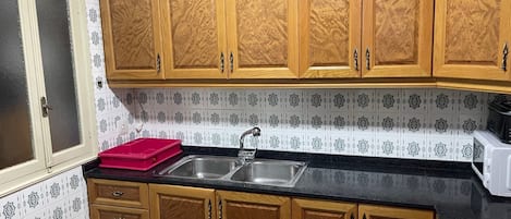 Refrigerador, microondas, horno y cafetera y tetera