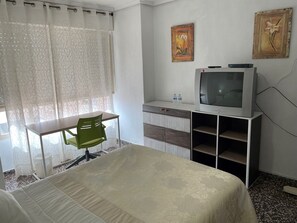 3 habitaciones, tabla de planchar con plancha, wifi y ropa de cama 