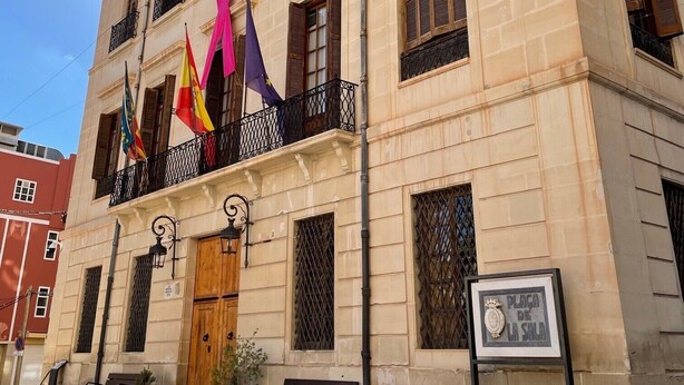 Un edificio storico con un ingresso centrale, numerose finestre e balconi.