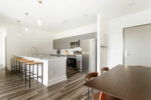 Private kitchen | Full-size fridge, stovetop, dishwasher, coffee/tea maker