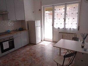 Fridge, oven, stovetop, coffee/tea maker - Ostia Beach Crypto House (Lido di Ostia)