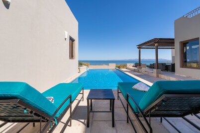 Large Luxury Beachfront Villa with Pool, Paddleboards, Golf Carts- Family Ready!