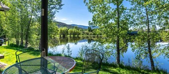 Dog Friendly TH w/Mtn Views-Grill-W/D in Unit-Deck + Steps to Free Mtn/Town Bus-Eat-Drink-CoreTrail