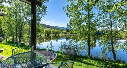 Dog Friendly TH w/Mtn Views-Grill-W/D in Unit-Deck + Steps to Free Ski/Town Bus-Eat-Drink-CoreTrail