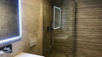 Departamento, baño privado, vista a la ciudad | Baño