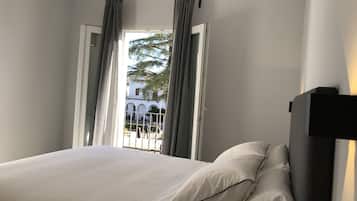 Departamento, baño privado, vista a la ciudad | Servicios de la habitación