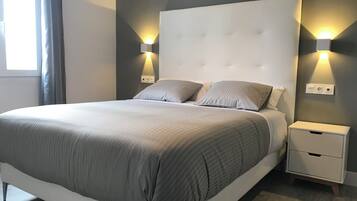 Departamento, baño privado, vista a la ciudad | Servicios de la habitación