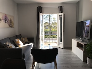Apartment, Private Bathroom, City View | Interior
