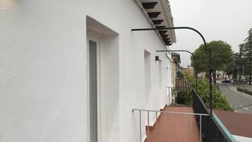 Departamento, baño privado, vista a la ciudad | Exterior