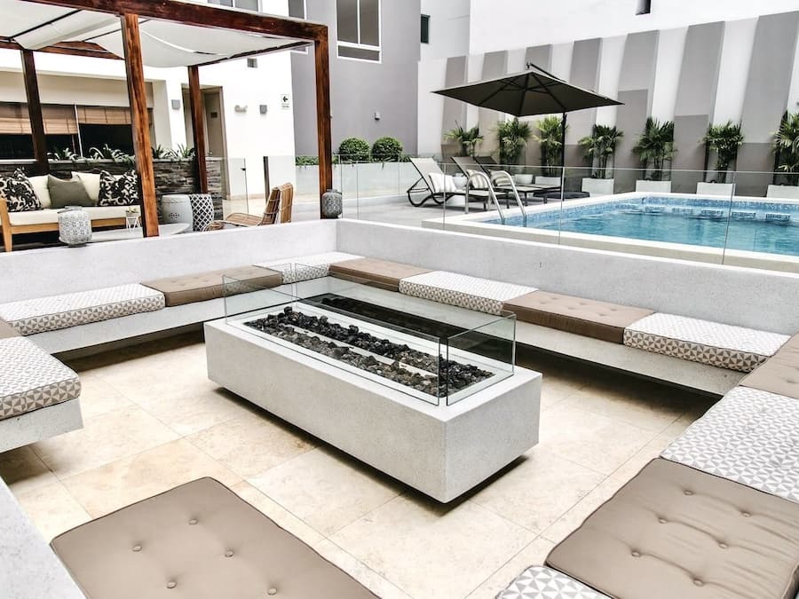 Una piscina al aire libre