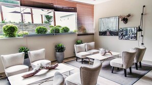 A modern lounge area with seating and a view of the outdoors. - Exclusive Apartments in Pedro Martinto by Wynwood-House (Lima)