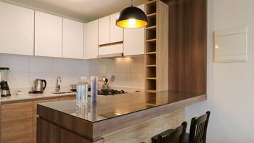 Apartamento Confort | Cocina privada | Frigorífico, microondas, placa de cocina y licuadora