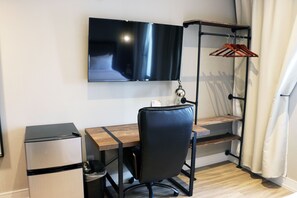 Room, 1 Queen Bed | In-room safe, free WiFi, bed sheets - Dream Suites (Mississauga)