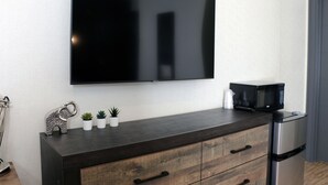 Chambre Deluxe | Aire de séjour | Téléviseur à écran plat de 50 po avec télévision numérique, téléviseur