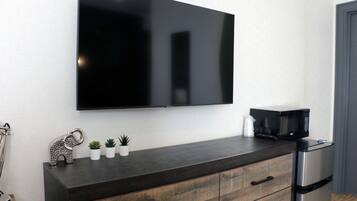 Deluxe Room | Living area | 50-inch flat-screen TV with digital channels, TV, Netflix