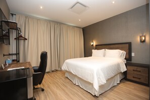 Room, 1 Queen Bed | In-room safe, free WiFi, bed sheets - Dream Suites (Mississauga)