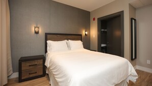 Chambre, 1 grand lit | Coffre-fort, accès au Wi-Fi (inclus), literie fournie