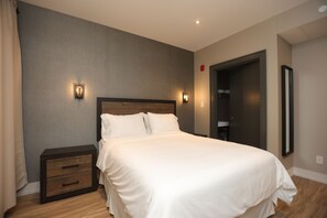 Habitación, 1 cama Queen size | Caja de seguridad en la habitación, wifi gratis y ropa de cama 